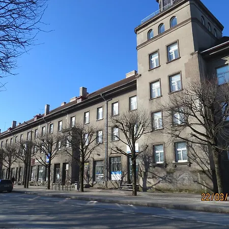Akadeemia 1, Center *